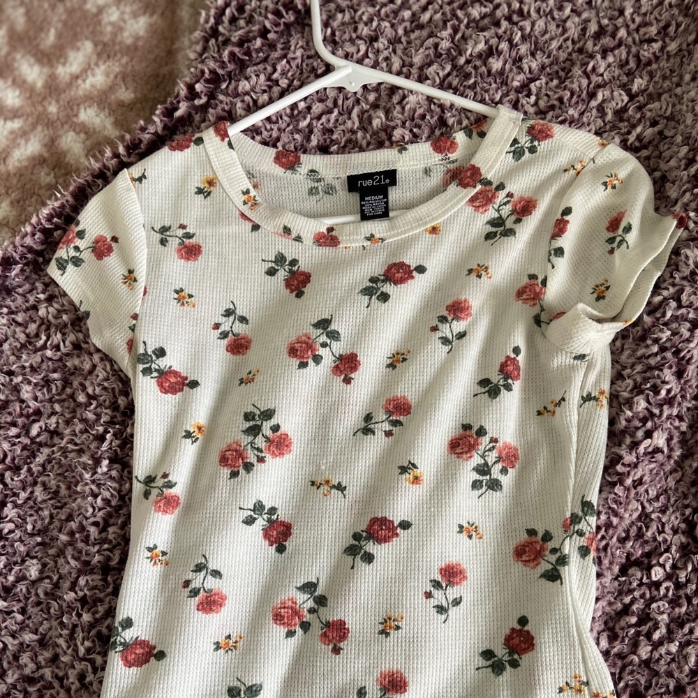 rue21 cropped flower Tee